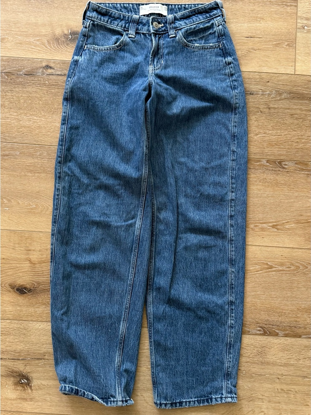 Hollister Classic High-Rise Baggy Jeans in Medium Blue